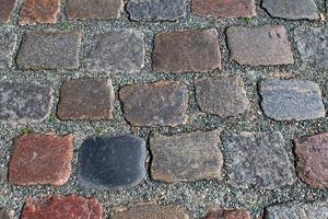 Perspektivischer Blick auf alte historische Kopfsteinpflasterstraßen und Gehwege foto