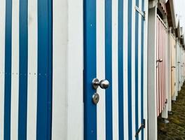 gestreifte Holztüren vieler Umkleidekabinen mit starker Perspektive. foto