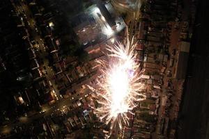 Live-Feuerwerk über der englischen Stadt Luton in der Hochzeitsnacht eines Asiaten foto