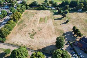 Luftaufnahme des Cricket-Platzes im örtlichen öffentlichen Park von Hemel Hempstead England Großbritannien foto