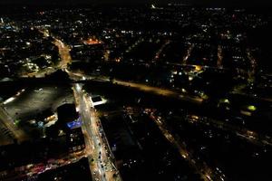 schöne luftaufnahme von bury park luton england uk bei nacht foto