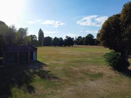 Luftaufnahme des Cricket-Platzes im örtlichen öffentlichen Park von Hemel Hempstead England Großbritannien foto