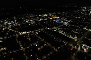 Nachtluftaufnahme der beleuchteten britischen Stadt. Drohnenaufnahmen der Stadt Luton in England bei Nacht foto