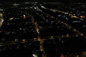 schöne luftaufnahme von bury park luton england uk bei nacht foto