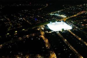 schöne luftaufnahme von bury park luton england uk bei nacht foto