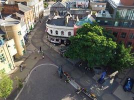 luton stadt england großbritannien. Luftaufnahme der Innenstadt vom Bahnhof und dem Campus der Universität Bedfordshire. Die Hochwinkelansicht wurde am 02. August 2022 an einem heißen sonnigen Tag aufgenommen foto