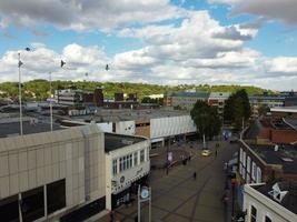 luton stadt england großbritannien. Luftaufnahme der Innenstadt vom Bahnhof und dem Campus der Universität Bedfordshire. Die Hochwinkelansicht wurde am 02. August 2022 an einem heißen sonnigen Tag aufgenommen foto