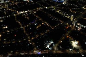 Nachtluftaufnahme der beleuchteten britischen Stadt. Drohnenaufnahmen der Stadt Luton in England bei Nacht foto