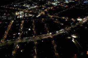 Nachtluftaufnahmen der Stadt Luton in England foto