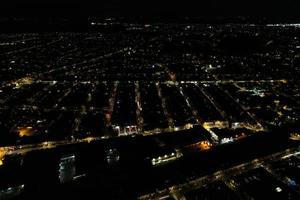 Nachtluftaufnahmen der Stadt Luton in England foto