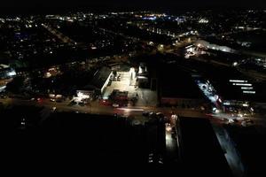 Nachtluftaufnahme der beleuchteten britischen Stadt. Drohnenaufnahmen der Stadt Luton in England bei Nacht foto