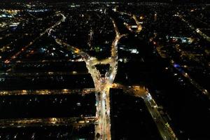 schöne luftaufnahme von bury park luton england uk bei nacht foto