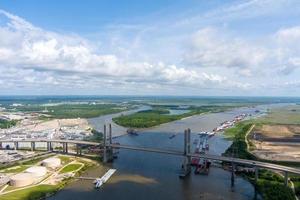Luftaufnahme der Cochrane Bridge am Mobile River in Mobile, Alabama foto