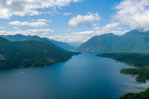 Lake Cushman und die Olympic Mountains im Bundesstaat Washington im August 2021 foto