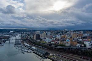 Luftaufnahme der Skyline von Downtown Tacoma, Washington Waterfront im Dezember 2021 foto