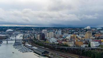 Luftaufnahme der Skyline von Downtown Tacoma, Washington Waterfront im Dezember 2021 foto