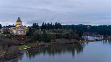 das olympia, washington waterfront in der dämmerung im dezember 2021 foto