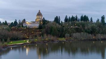 das olympia, washington waterfront in der dämmerung im dezember 2021 foto