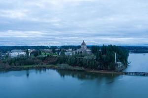 das olympia, washington waterfront in der dämmerung im dezember 2021 foto