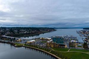 das olympia, washington waterfront in der dämmerung im dezember 2021 foto