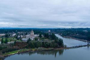 das olympia, washington waterfront in der dämmerung im dezember 2021 foto