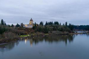 das olympia, washington waterfront in der dämmerung im dezember 2021 foto