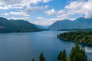 Lake Cushman und die Olympic Mountains im Bundesstaat Washington im August 2021 foto