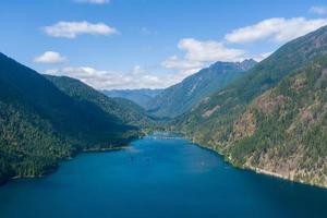 Lake Cushman und die Olympic Mountains im Bundesstaat Washington im August 2021 foto