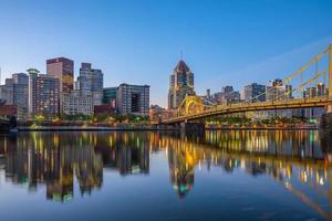 Panorama der Innenstadt von Pittsburgh in der Dämmerung foto