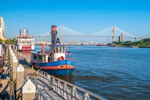 Downtown Savannah Riverfront mit blauem Himmel foto