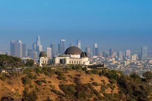 griffith observatory und die innenstadt von los angeles in ca foto