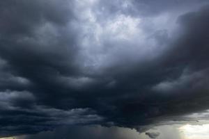 der dunkle himmel mit zusammenlaufenden schweren wolken und einem heftigen sturm vor dem regen. schlechter oder launischer wetterhimmel. foto