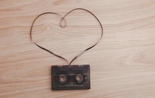 audiokassette mit magnetband in form eines herzens, ein konzept am valentinstag. foto