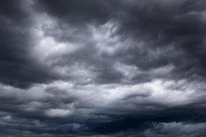 der dunkle himmel mit zusammenlaufenden schweren wolken und einem heftigen sturm vor dem regen. schlechter oder launischer wetterhimmel. foto