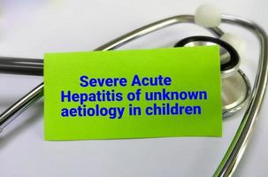 schwere akute Hepatitis unbekannter Ätiologie bei Kindern medizinischer Begriff mit Stethoskop. foto