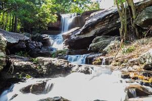 tropischer Wasserfall im Regenwald foto