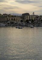 Blick auf die Altstadt von Bari vom Meer aus foto