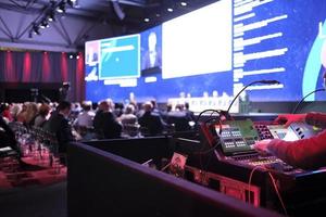 Techniker, der die Lichter bei einer Konferenz handhabt foto