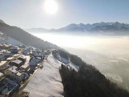 nebliger blick mit sonne auf planken foto