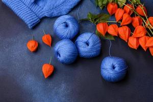 Kinderbluse mit eigenen Händen aus blauen Wollfäden gebunden foto