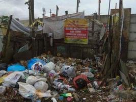 padang, indonesien, 2022 - müllhaufen in der ecke der stadt foto