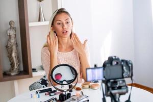 schöne natürliche Frau professioneller Schönheits-Vlogger oder Blogger Live-Übertragung von kosmetischem Make-up-Tutorial viraler Videoclip per Kamera, die in sozialen Medien geteilt wird foto