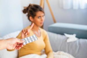 Frau wehrt sich gegen Drogen. keine Medizin. Patient weigert sich, Medikamente zu nehmen. schlechte nebenwirkungen von tabletten. Frau sinken. falsche Behandlung. Anti-Doping foto