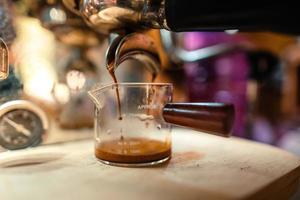Espresso-Kaffeemaschine, die einen Kaffee zubereitet foto