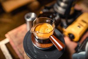 Espresso-Kaffeemaschine, die einen Kaffee zubereitet foto