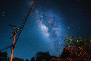 Nachtszene Milchstraße Hintergrund, Bäume gegen Himmel bei Nacht foto