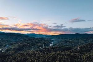 Bergblick und Himmel in der Abenddämmerung foto