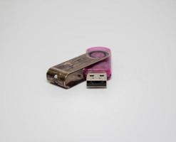 alter usb-stick oder usb-flashdisk isoliert auf weißem hintergrund foto