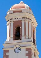 Estepona, Andalusien, Spanien - 5. Mai. Glockenturm der Kirche in Estepona, Spanien am 5. Mai 2014 foto