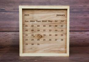 Januar 2023 Kalendertext auf Holzrahmen eingraviert. Kalenderkonzept. foto